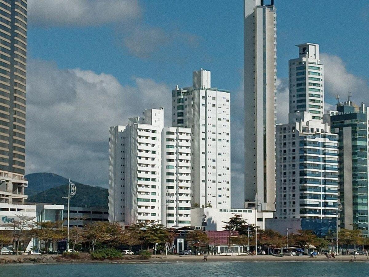 3 Suites Linda Vista Da Orla De Bc A 50M Da Praia - Somente Familiares Балнеариу-Камбориу Экстерьер фото